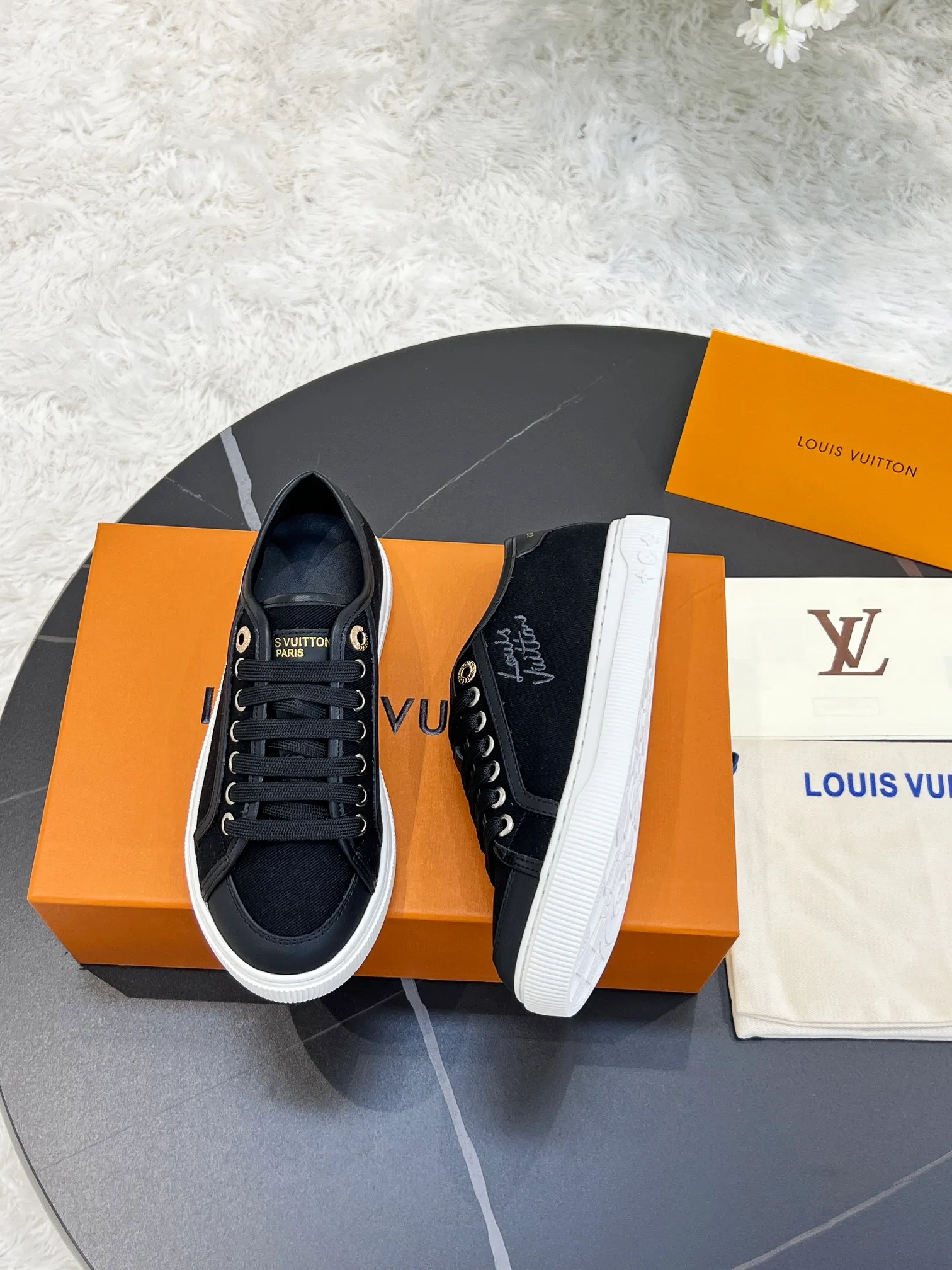👟👟Ex-factory price 420👟👟 New arrival🆕🆕🆕 This LV Lagoon sneaker is made of lightweight canvas embroidered with the handwritten Louis Vuitton Paris logo. It highlights the casual summer atmosphere with a trendy and simple configuration, and can easily brighten up various looks. Monogram flowers bloom on the soft rubber sole. Code number: 35~41, multiple colors available! Oil edges + TPU outsole + drawer box packaging